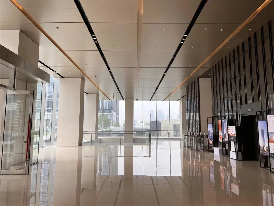 萧山办公室中的天花板,终究没能抗住市场的重压