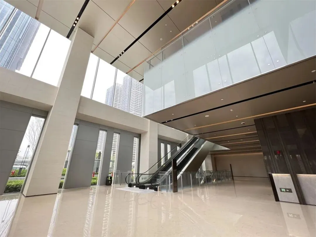 萧山办公室中的天花板,终究没能抗住市场的重压