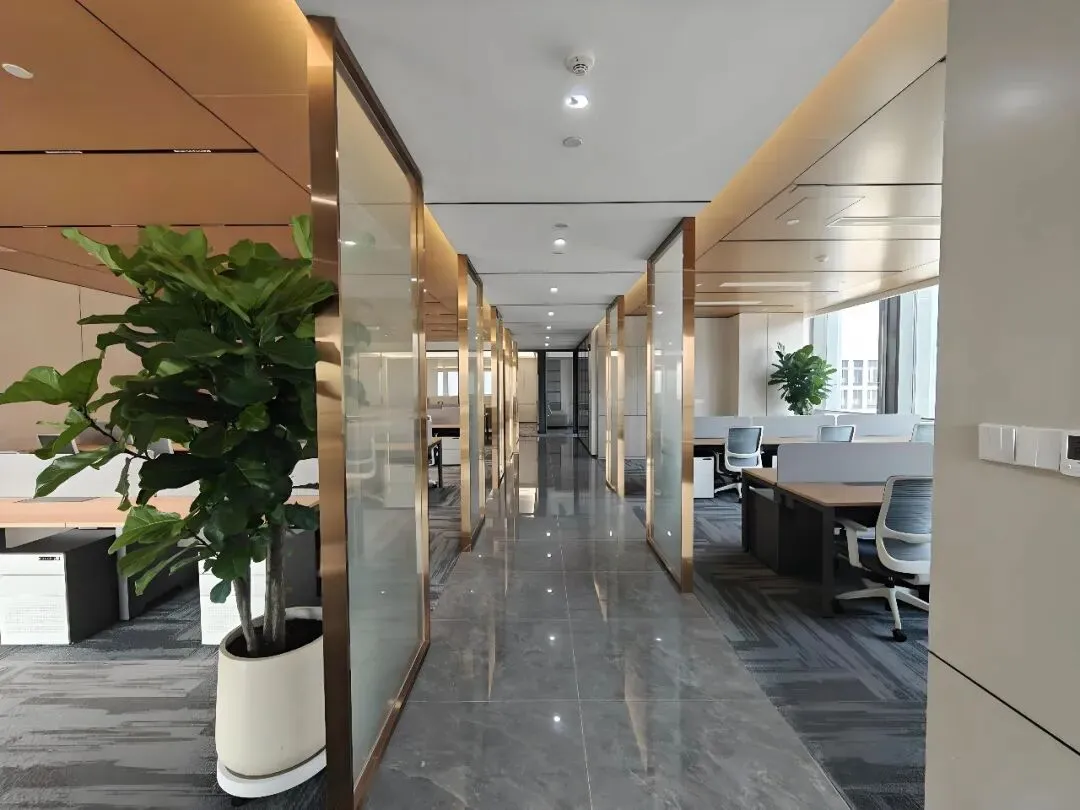 萧山办公室中的天花板,终究没能抗住市场的重压