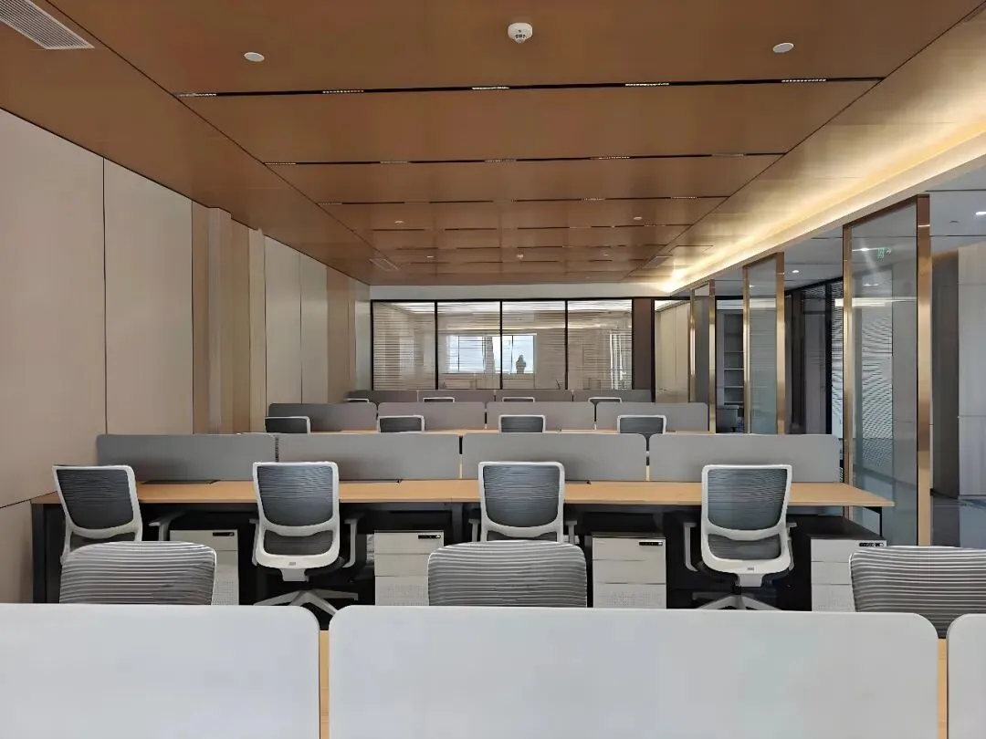 萧山办公室中的天花板,终究没能抗住市场的重压