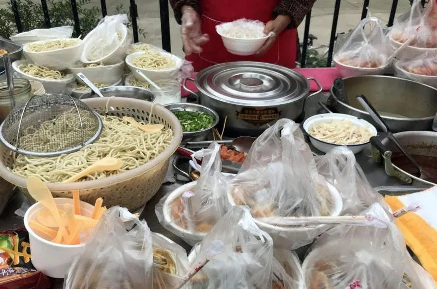 热面线糊+塑料袋=?灯具市场早餐摊的这波操作,看完整个人都不好了