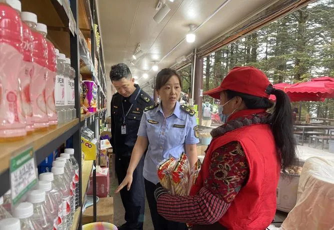 热面线糊+塑料袋=?灯具市场早餐摊的这波操作,看完整个人都不好了
