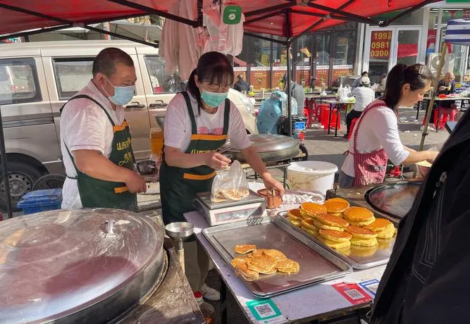热鸭血粉丝+塑料袋=?蔬菜批发市场的早餐摊的这波操作,看完整个人都不好了
