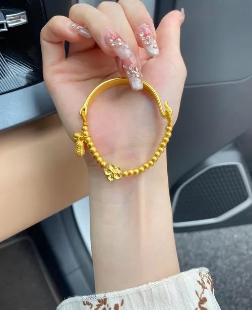 昆明女子带着奶奶的金簪子去古玩市场,专家一眼就看出了问题