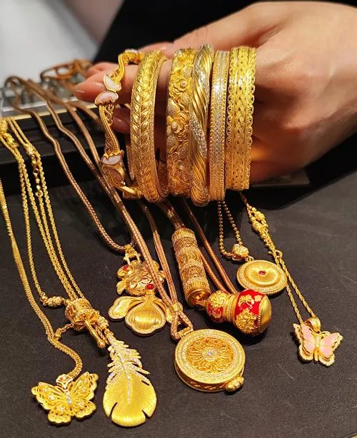 昆明女子带着奶奶的金簪子去古玩市场,专家一眼就看出了问题