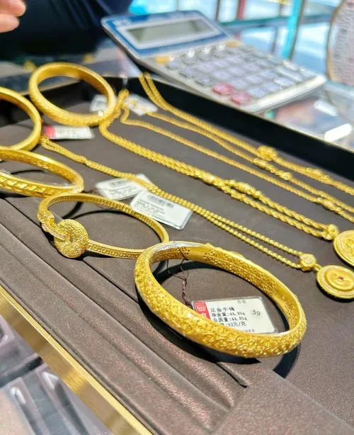 昆明女子带着奶奶的金簪子去古玩市场,专家一眼就看出了问题