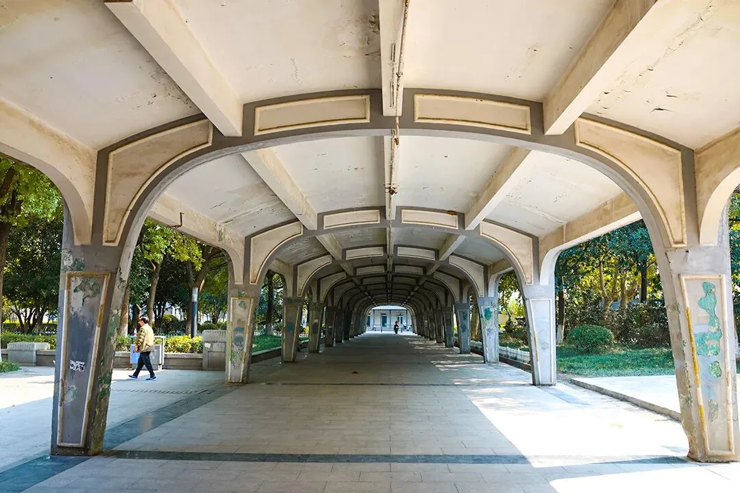 蓝莓市场:黄金中期吸引力不减,白银却面临双重考验