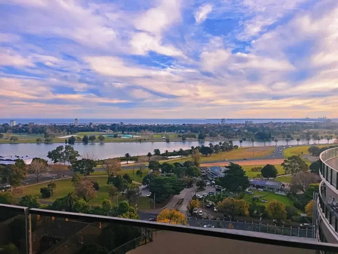 巴菲特从不预测市场,但他这套方法在楼市里正悄悄应验