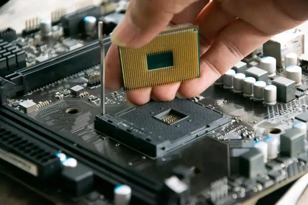 一天跌100元!内存条价格雪崩:千亿市场崩盘背后,是技术革命,还是资本的血腥游戏?