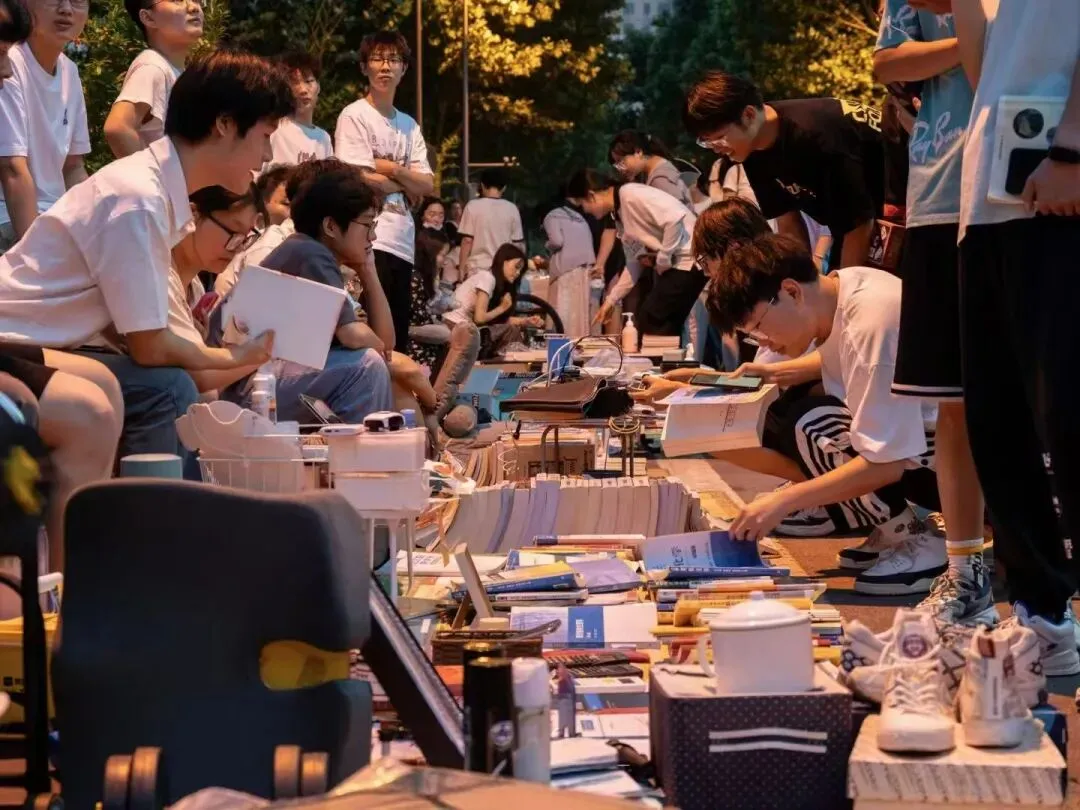 书香琴韵醉斜阳——校园跳蚤市场热闹开市