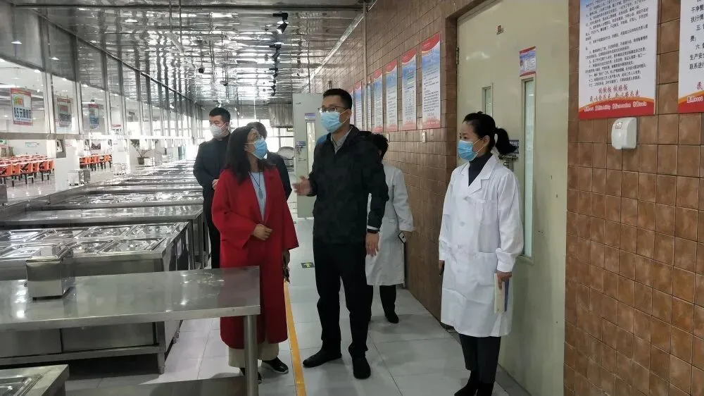 康巴什区市场监管局把好供餐“十个关口”确保疫情防控期间学校食堂食品安全