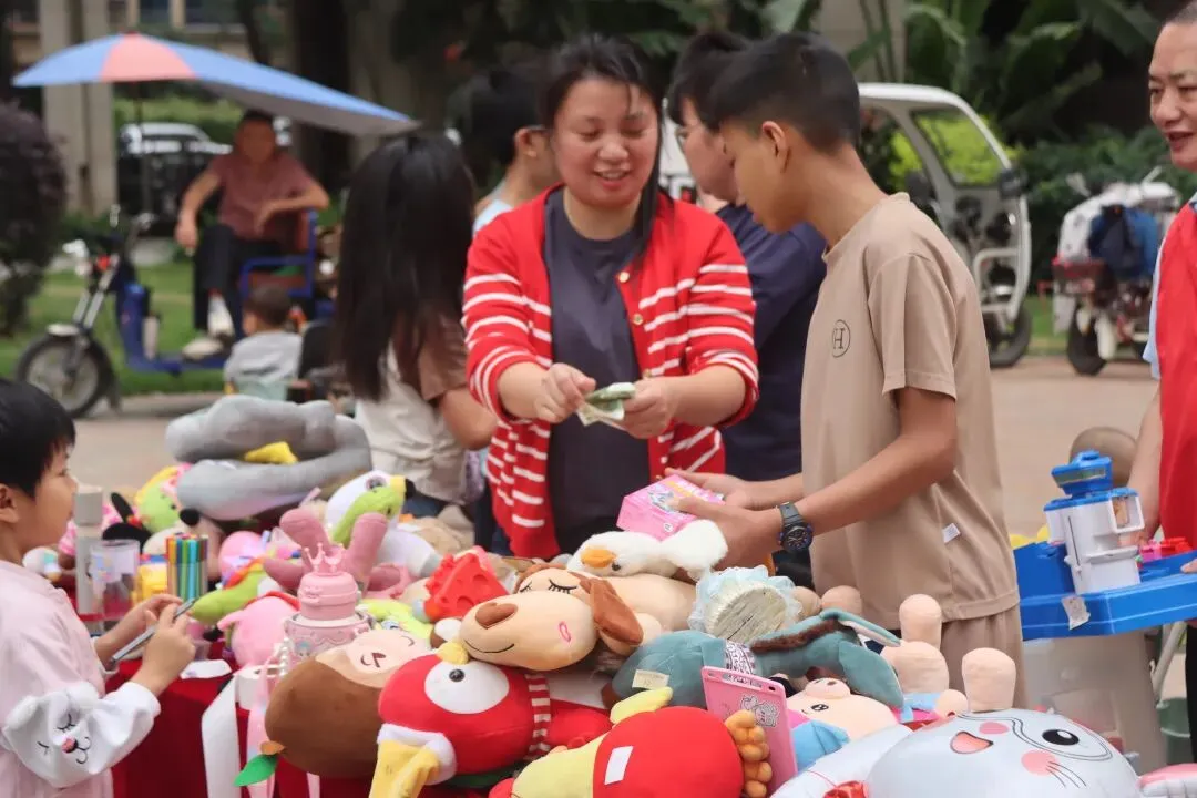 小市集,大爱心——塘新社区“跳蚤市场”爱心义卖活动温暖收官!