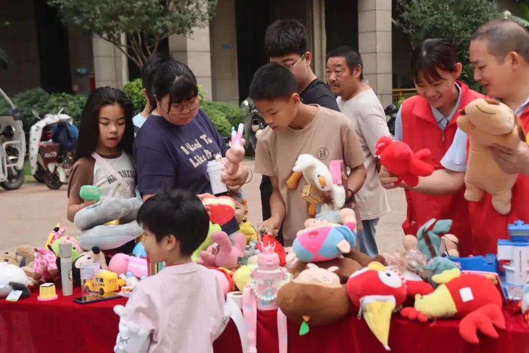小市集,大爱心——塘新社区“跳蚤市场”爱心义卖活动温暖收官!