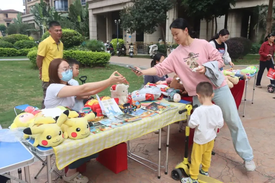 小市集,大爱心——塘新社区“跳蚤市场”爱心义卖活动温暖收官!