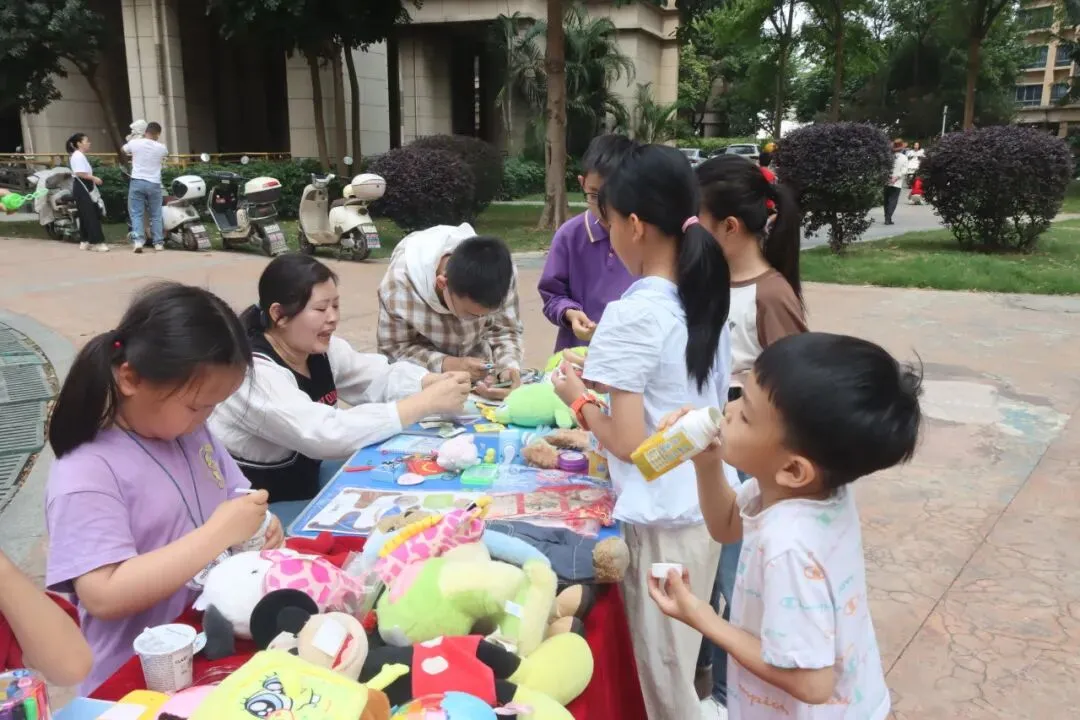 小市集,大爱心——塘新社区“跳蚤市场”爱心义卖活动温暖收官!