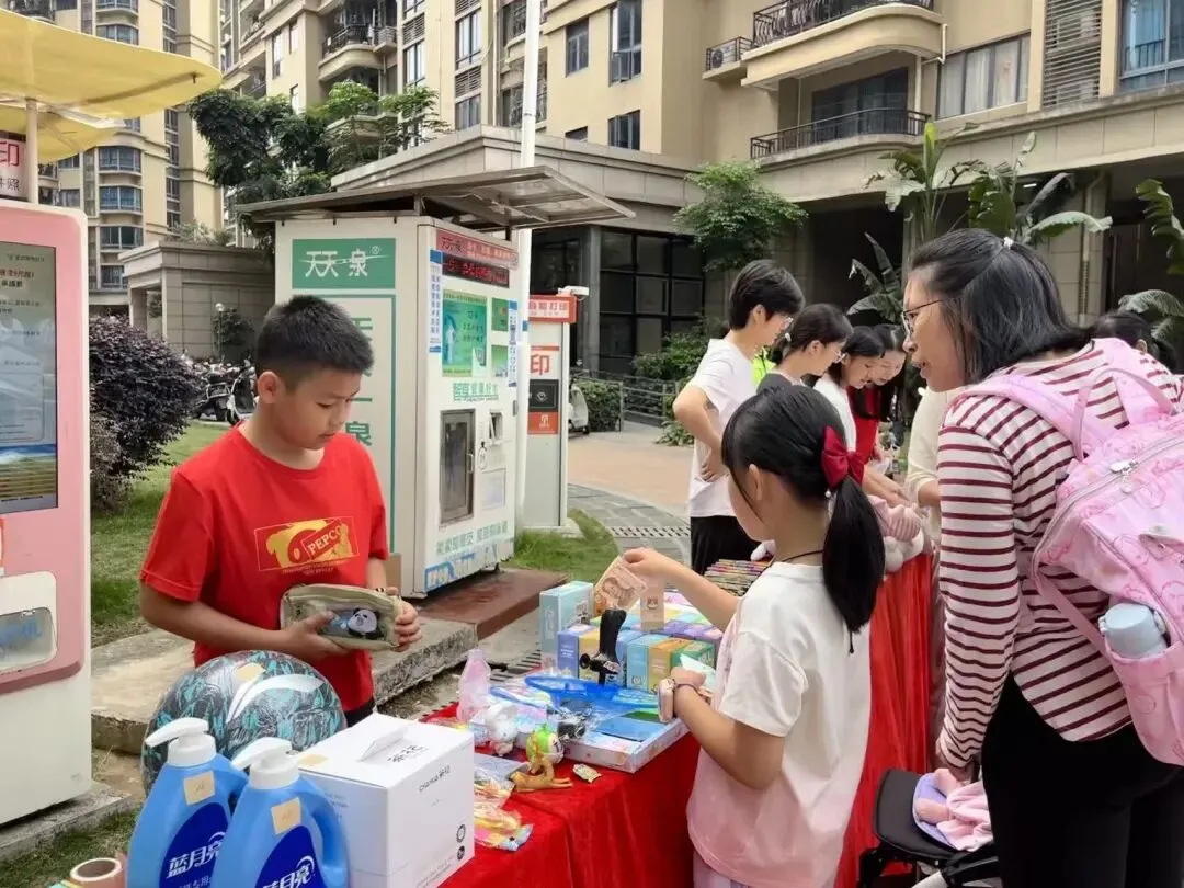 小市集,大爱心——塘新社区“跳蚤市场”爱心义卖活动温暖收官!