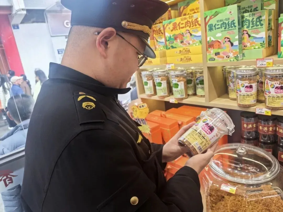平江街道市场监管分局筑牢春假消费安全防线