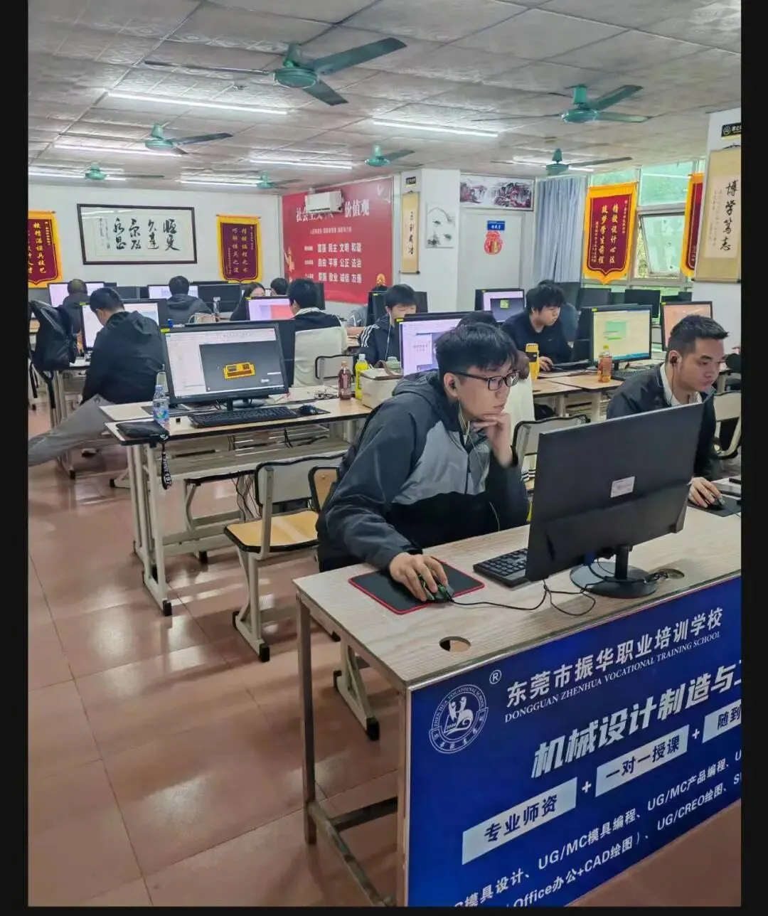 振华|政策+市场双风口,入行即站在黄金赛道:撑握AI全媒体运营