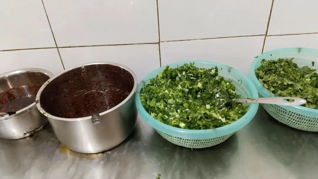 景山市场的隐秘角落:一碗卷粉,温了旧时光