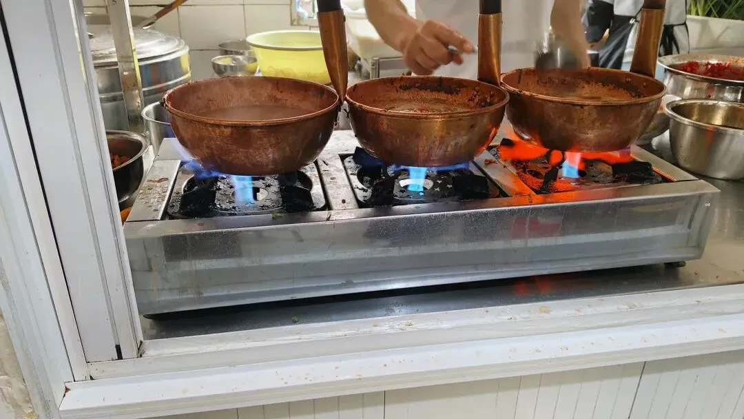 景山市场的隐秘角落:一碗卷粉,温了旧时光