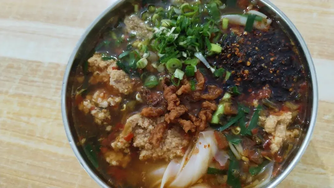 景山市场的隐秘角落:一碗卷粉,温了旧时光