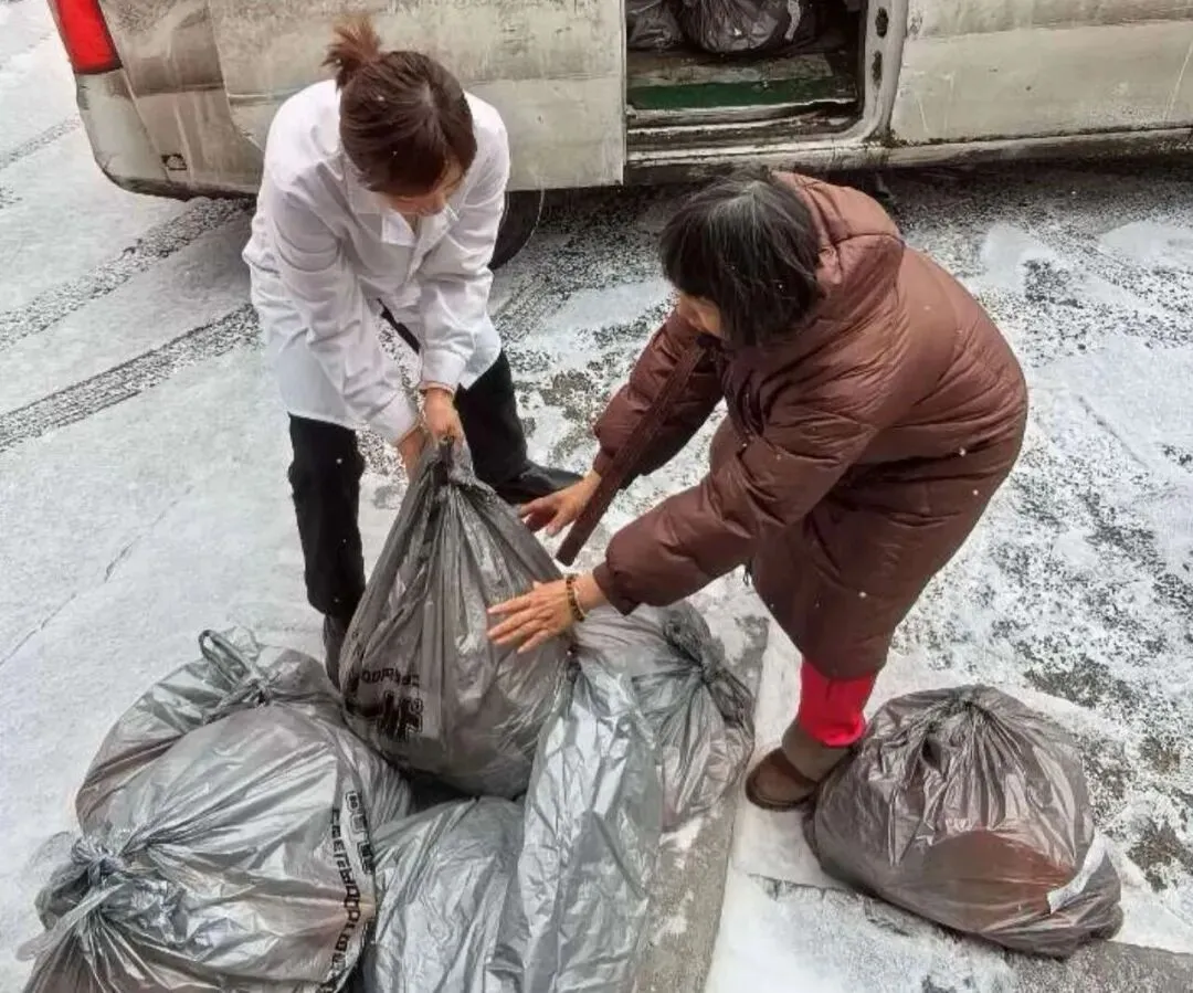 【工作动态】若羌县市场监管局携手检验机构开展食品抽检合格备份样品捐赠活动