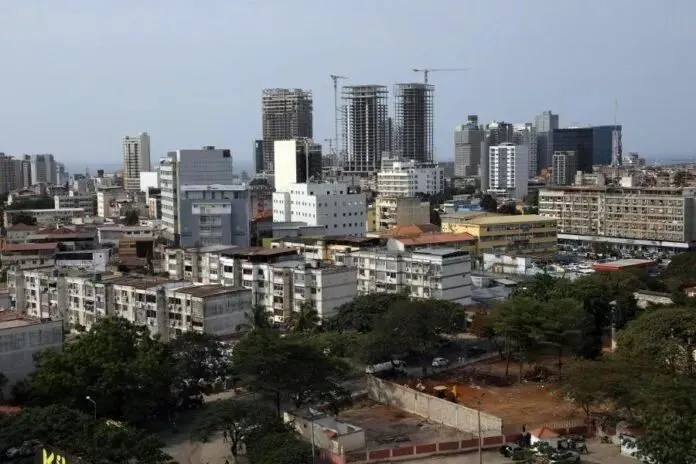 安哥拉2025年建筑许可证骤降47%,市场从高峰回归理性