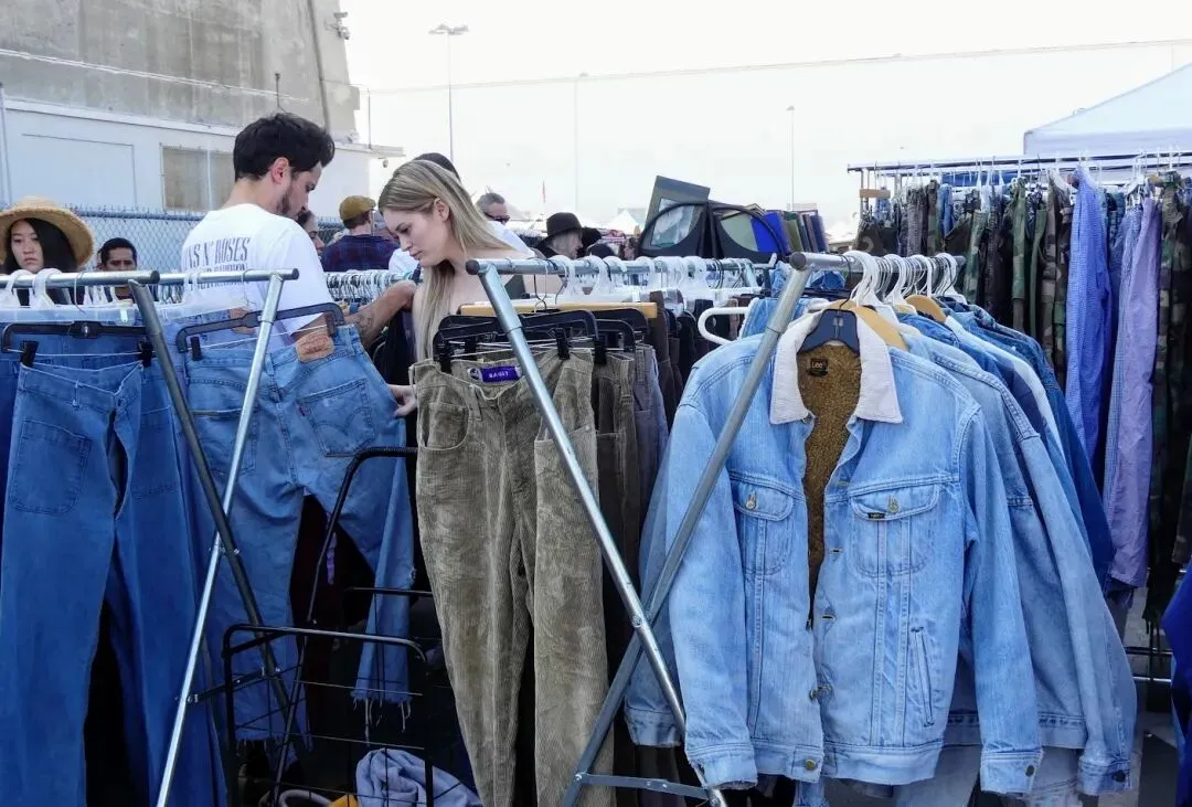 尔湾周末去哪儿?跳蚤市场大挖宝,好物多到搬不完!