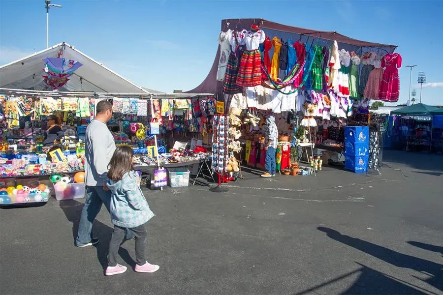 尔湾周末去哪儿?跳蚤市场大挖宝,好物多到搬不完!