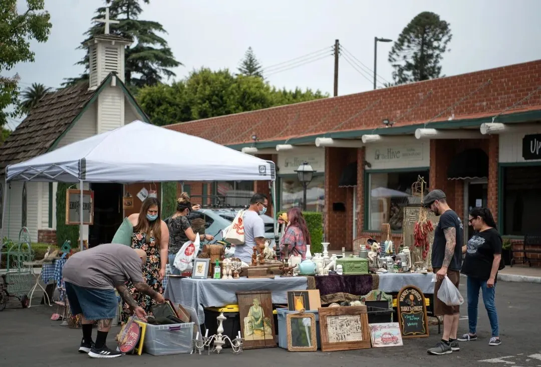 尔湾周末去哪儿?跳蚤市场大挖宝,好物多到搬不完!