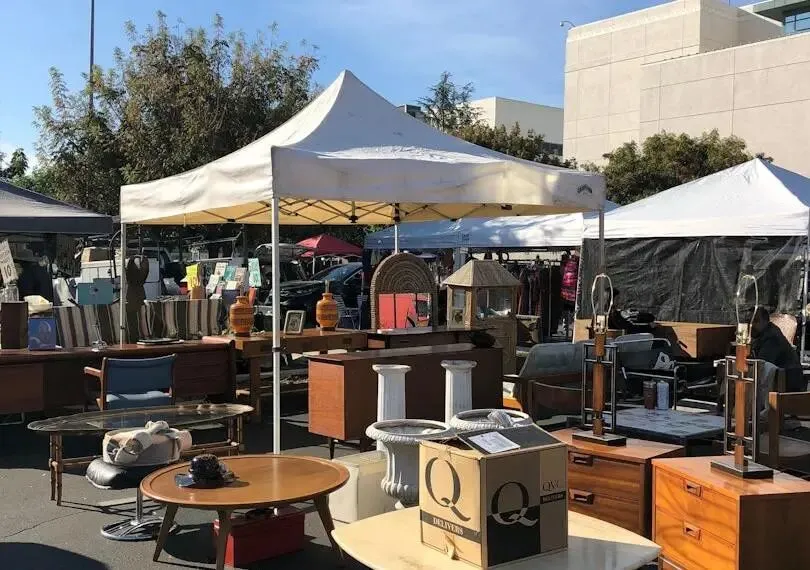 尔湾周末去哪儿?跳蚤市场大挖宝,好物多到搬不完!