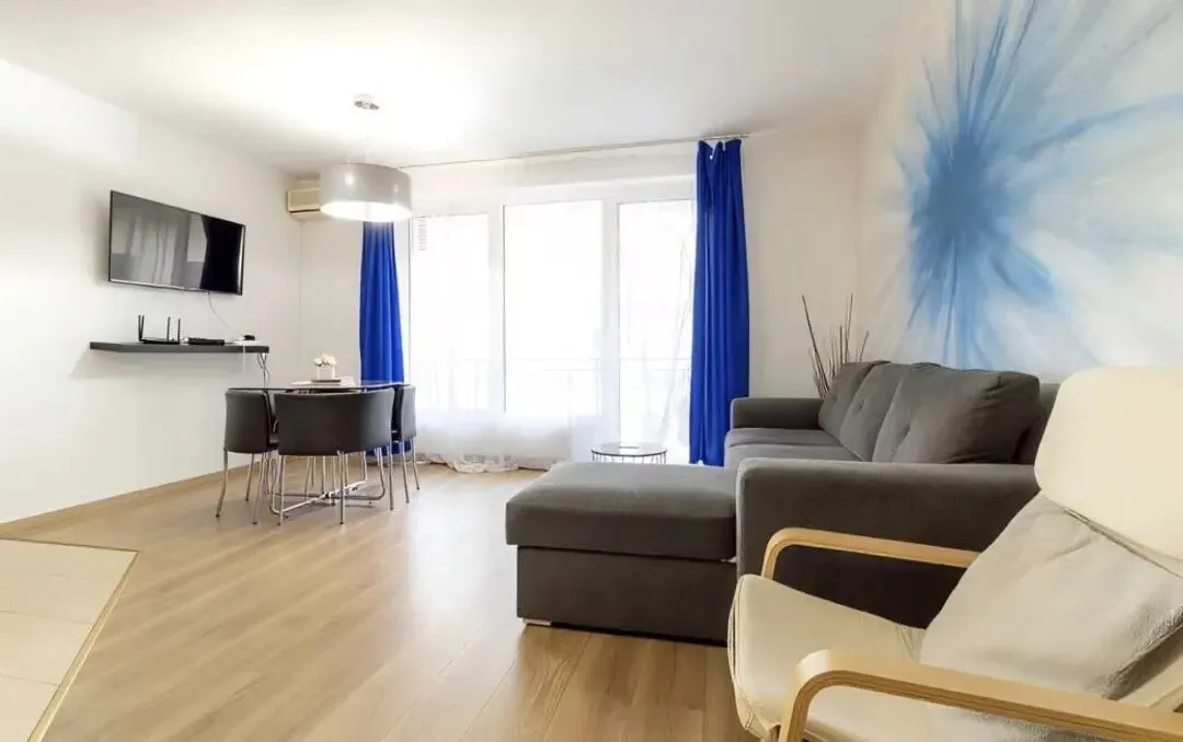 安居房产 | 出租 9区中央市场附近 精美装修 一室一厅公寓 带露台 采光极佳 储存空间充足 格局方正 宠物友好 家具齐全 可拎包入住