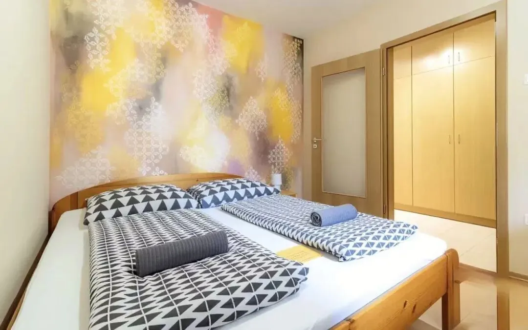 安居房产 | 出租 9区中央市场附近 精美装修 一室一厅公寓 带露台 采光极佳 储存空间充足 格局方正 宠物友好 家具齐全 可拎包入住