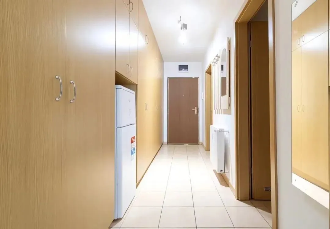 安居房产 | 出租 9区中央市场附近 精美装修 一室一厅公寓 带露台 采光极佳 储存空间充足 格局方正 宠物友好 家具齐全 可拎包入住