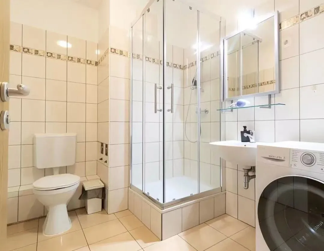 安居房产 | 出租 9区中央市场附近 精美装修 一室一厅公寓 带露台 采光极佳 储存空间充足 格局方正 宠物友好 家具齐全 可拎包入住