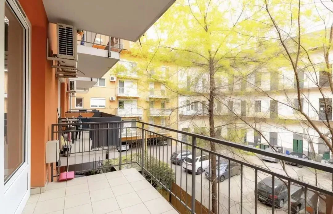 安居房产 | 出租 9区中央市场附近 精美装修 一室一厅公寓 带露台 采光极佳 储存空间充足 格局方正 宠物友好 家具齐全 可拎包入住