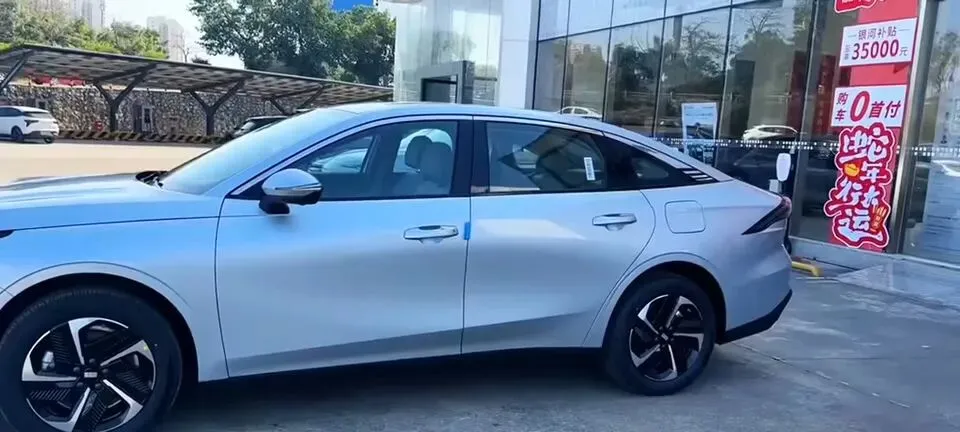 十万级家轿市场又添新将,吉利银河L6 EM-i来