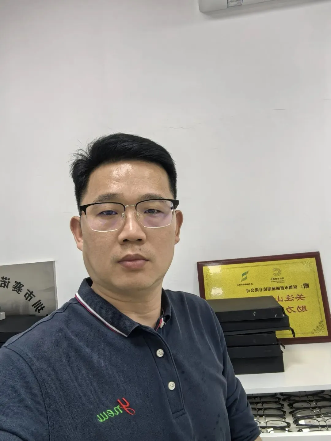 眼镜店老板必看!全域获客不用请运营剪辑,四强哥这套“躺赢打法”直接抄!