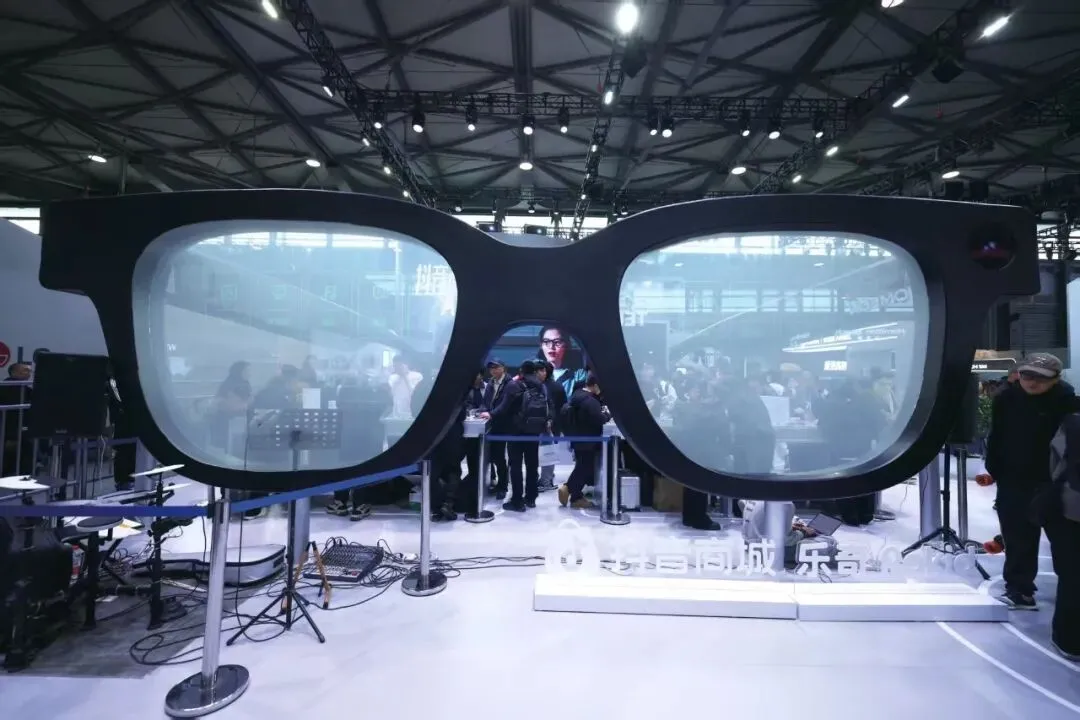 这届中国AI硬件创业者,正在撬动全球市场|《财经》封面