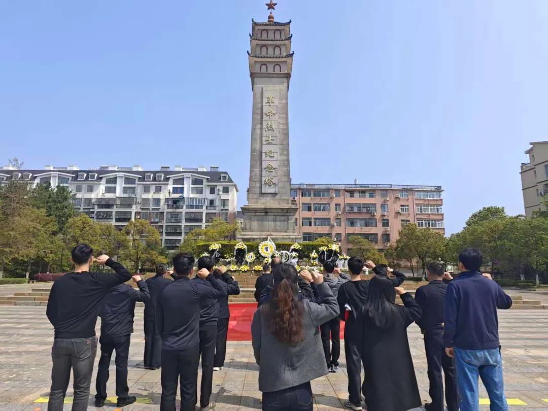 “缅怀革命先烈,赓续红色血脉,护航市场民生”——庐山市市场监督管理局开展祭扫烈士纪念碑主题党日活动