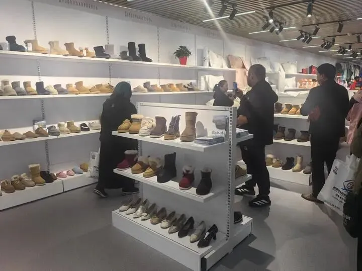 借“丝路”东风 拓中亚市场 高桥雪地靴亮相江苏工厂(亚欧)联合展销中心