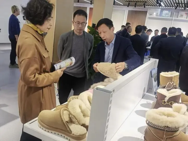 借“丝路”东风 拓中亚市场 高桥雪地靴亮相江苏工厂(亚欧)联合展销中心