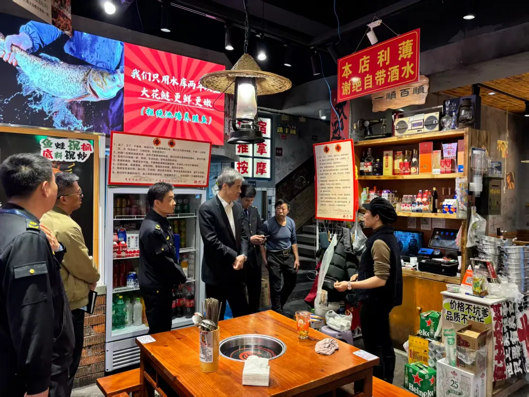 网餐整治进行时:区市场监管局主要领导带队开展“四不两直”网络餐饮食品安全检查