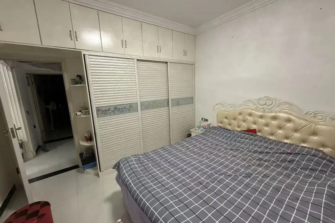 跳蚤市场【招合伙人、英语老师、会计、仓储文员、收银员、娱乐主播、花艺小姐姐、车库出租、滴滴招司机、古筝出售】