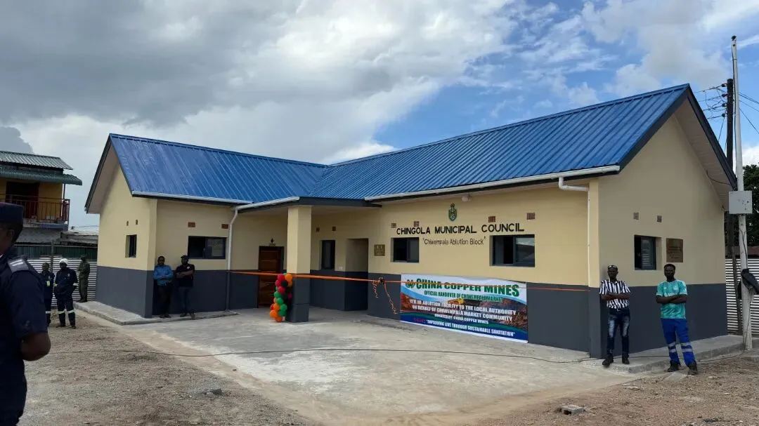 中铜公司捐建CHIWEMPALA市场公共厕所