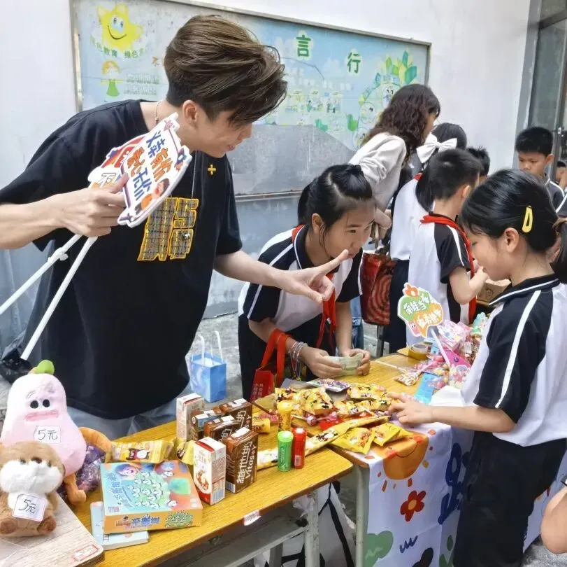 竹韵小集市,潜能大舞台——龙潭小学跳蚤市场欢乐开卖