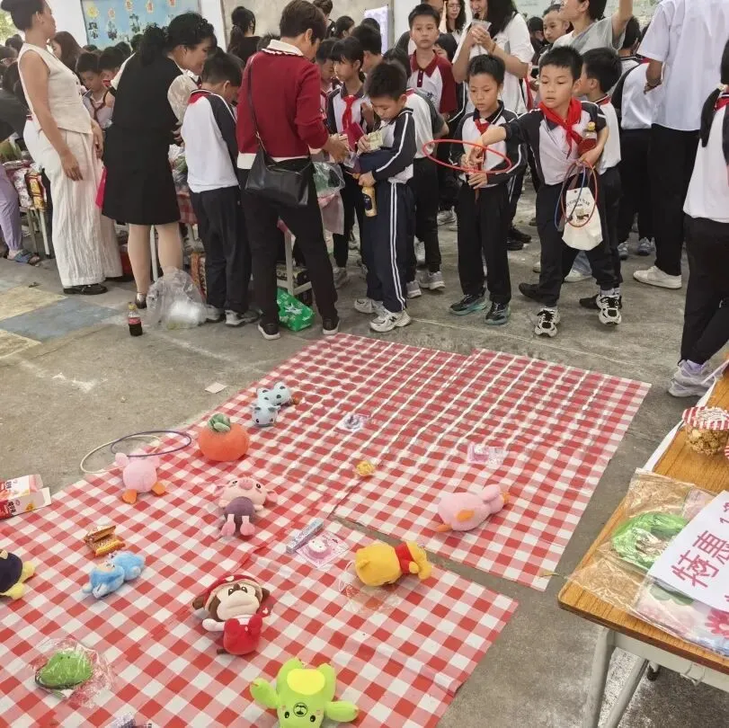 竹韵小集市,潜能大舞台——龙潭小学跳蚤市场欢乐开卖