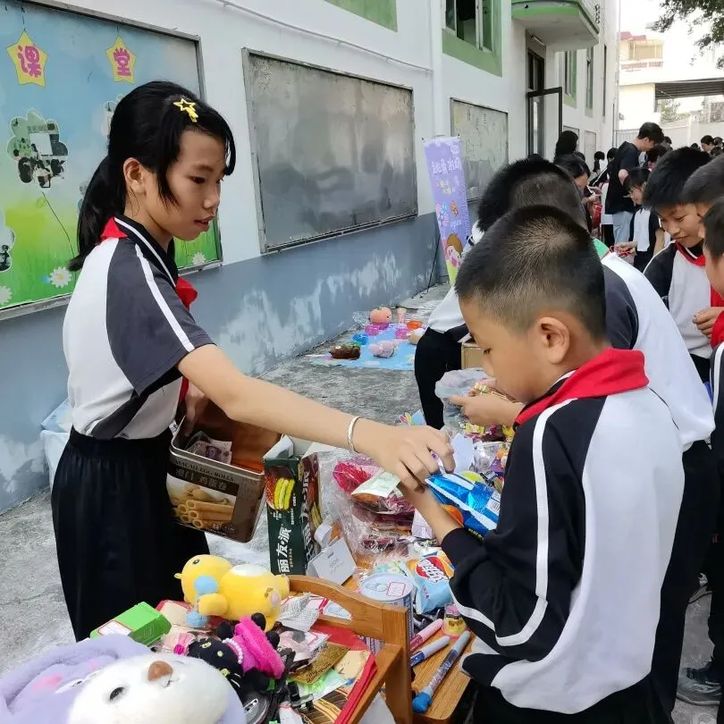 竹韵小集市,潜能大舞台——龙潭小学跳蚤市场欢乐开卖