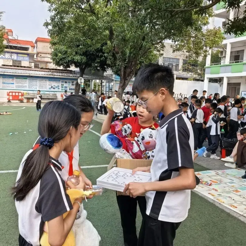 竹韵小集市,潜能大舞台——龙潭小学跳蚤市场欢乐开卖