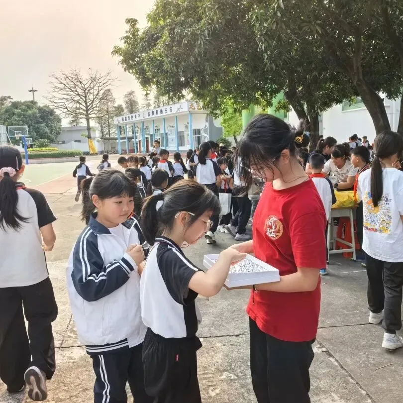 竹韵小集市,潜能大舞台——龙潭小学跳蚤市场欢乐开卖